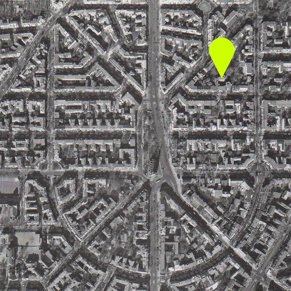 Schwarz-Weiss Luftbild von Friedenau, Berlin mit gelbem Pfeil